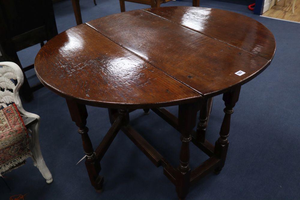 An 18th century oval gateleg table having baluster-turned underframe, width 91cm